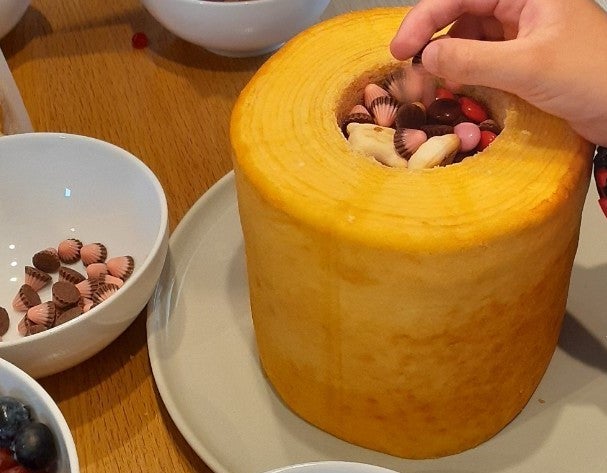 ピニャータケーキ」って知ってる？ケーキの中からお菓子が出てきて楽しすぎ♪無印のバウムで手軽につくっちゃおう！HugKum はぐくむ