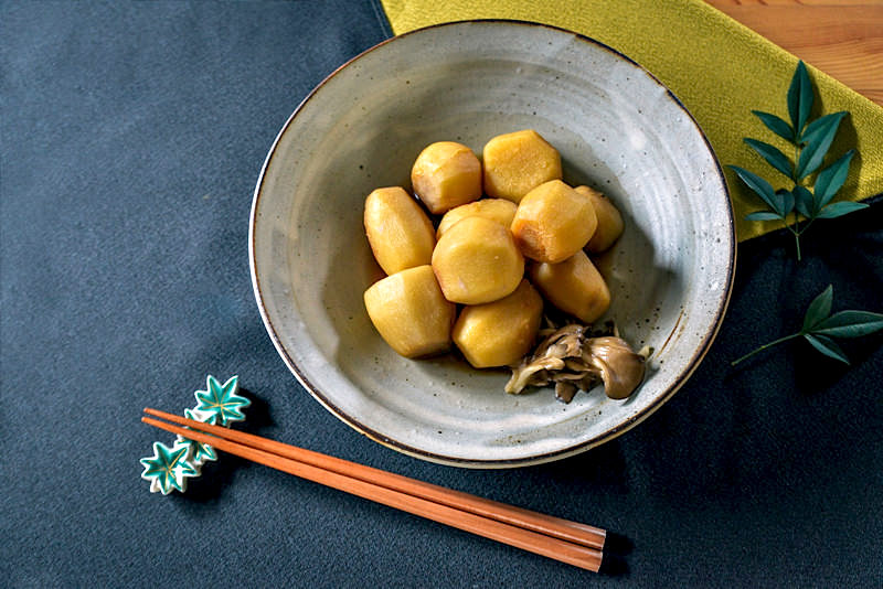鍋で茹でるだけ！里芋の皮の剥き方