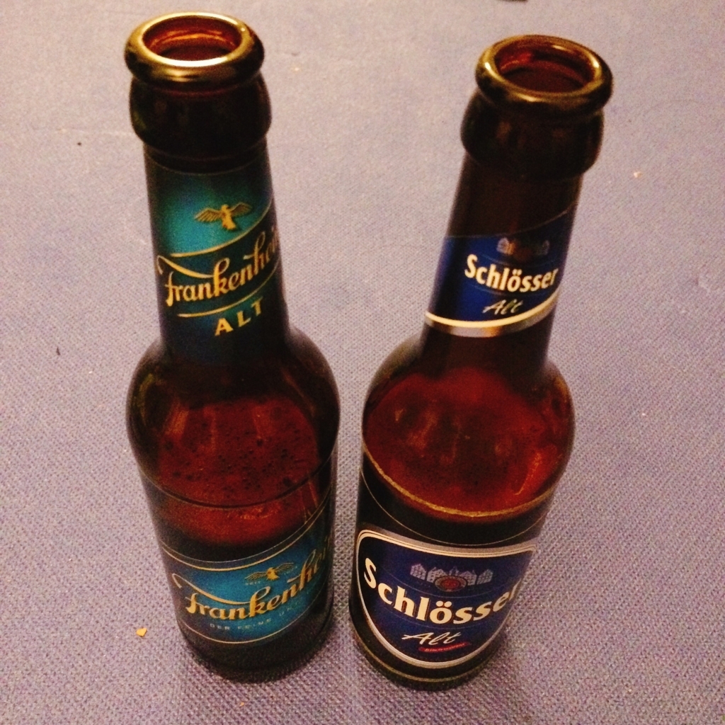 質問🙋 瓶ビールの栓を抜く時、栓抜きで蓋の頭を叩く行為は何か意味があるのですか？ 回答 子供の頃に、いつものキリンビールの瓶 の王冠を栓抜きでコンコンコンと三度叩いてからシュポンと抜いていた父に｢何で叩くの？｣と尋ねたら｢こうするとな、吹き零れ難くなってビール