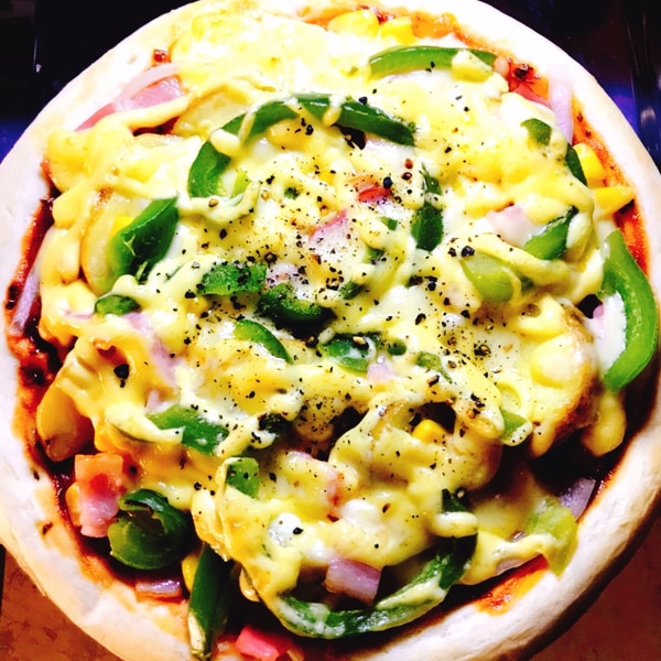 ピザーラ「モントレー」のカレー味をいただきました！🍕 カレー味はお初。がっつりカレー！というより、ピザ感をしっかり残しながら程よく香るカレーソースが良い感じですね。 個人的にはミートソース、トマトソース版の方が好きです！モントレーの詳細なレビューは