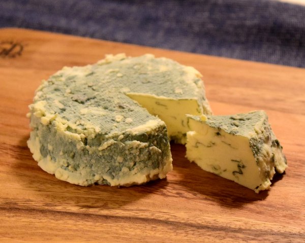 楽天市場 青カビチーズ ブルー・ド・ヴェルニュ AOP 1 8 フランス産ブルーチーズ 毎週水・金曜日発送 : 男の台所