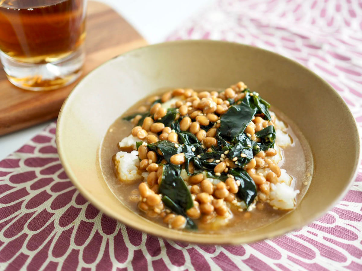 節約ヘルシー✨トマト納豆 , 材料 2人前 , トマト小2こ 180g , 乾燥わかめ4g, ひきわり納豆1パック, カイワレ1パック ,a醤油大さじ1 , aみりん大さじ1, aごま油大さじ1 , 作り方,1,わかめは水につけて戻し、絞って水気を切る。トマトは1口大に切る。カイワレは根元を切り落とし、2等分に切る。2,1とaを全て混ぜ合わせる ,ポイント ,