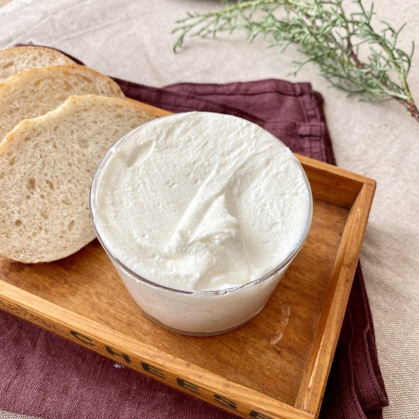 牛乳で簡単に作れちゃう♡ , 手づくりクリームチーズ, スーパーの牛乳でも作れちゃいます🫶,以前に作ったモッツァレラチーズの時は、低温殺菌牛乳だったので、お値段が高かったり、地域によっては売っていなかったり ,お手軽ではなかったかもしれません🙇‍♀️, すみません🙇‍♀️🙏, 今回のクリームチーズは、そんな事ないのでご安心下さいね💓, 注意⚠️,