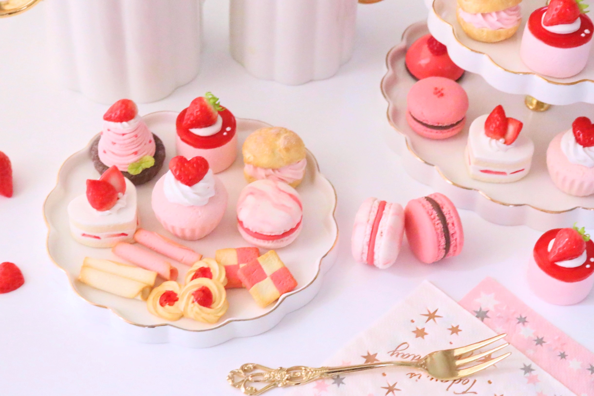 フェイクスイーツのメモスタンド、いっぱい😆✨ハンドメイドフェイクスイーツフェイクスイーツデコクリームソーダカップケーキカップチョココーラフロートパンケーキメモスタンドメモスタンド手作りミニチュア樹脂粘土