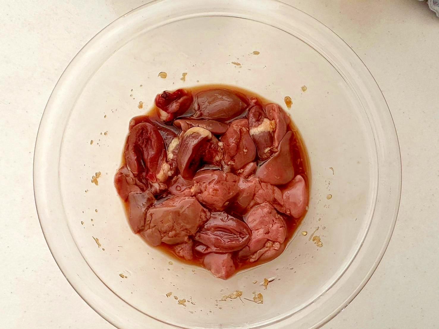 レバーを牛乳に漬けて楽チン下処理！臭みにさよならの絶品レバーレシピ - ぐるなび みんなのごはん