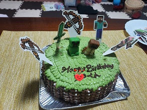 バースデーケーキに、マインクラフトのご指定キャラクターを立体で、ロゴをプレートで大阪市東住吉区パティスリーデコ