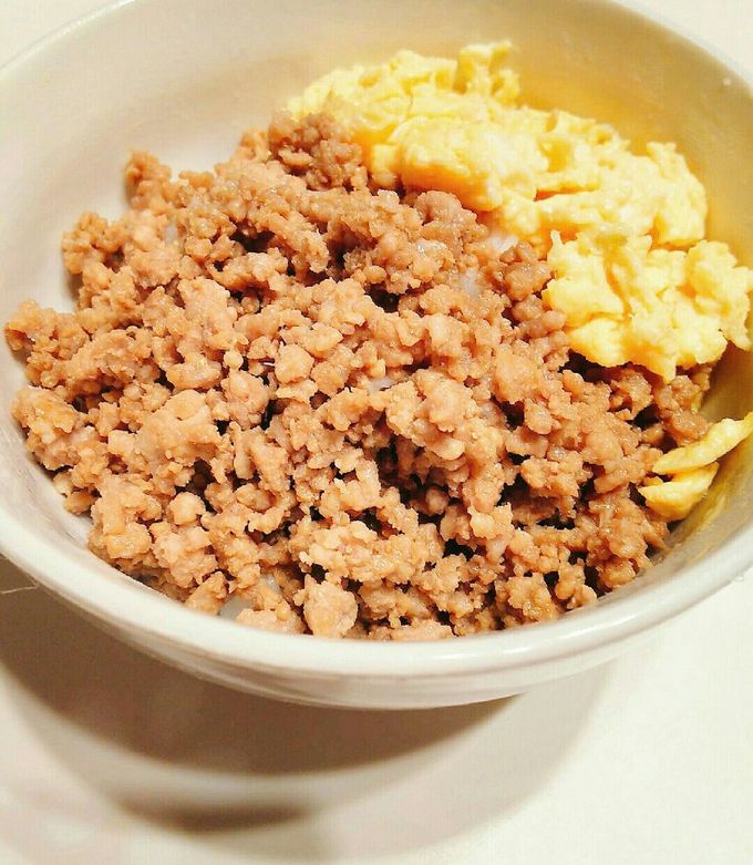 こどもが夢中で食べる秘訣はね・🤫❤️, \\✨保存して見返してね✨, 2歳と6歳がおかわり！, 野菜たっぷりそぼろ丼,レシピあり▼ ,豚ひき肉200g, ほうれん草3本, にんじん1 3本, たまねぎ1 2個,A , 醤油 大さじ1, 味噌だれ大さじ2,オイスターソース大さじ1 2, 酒大さじ1, にんにく小さじ1 2, しょうが 小さじ1 2,