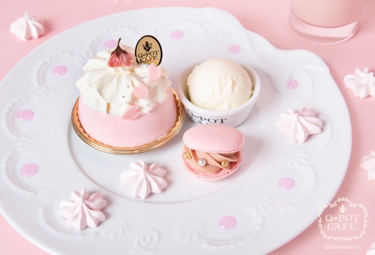 デザートプレート 苺ケーキ マカロン フルーツ添えの写真素材74298780- PIXTA