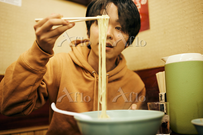 美味しそうな醤油ラーメンを食べる男 - YouTube