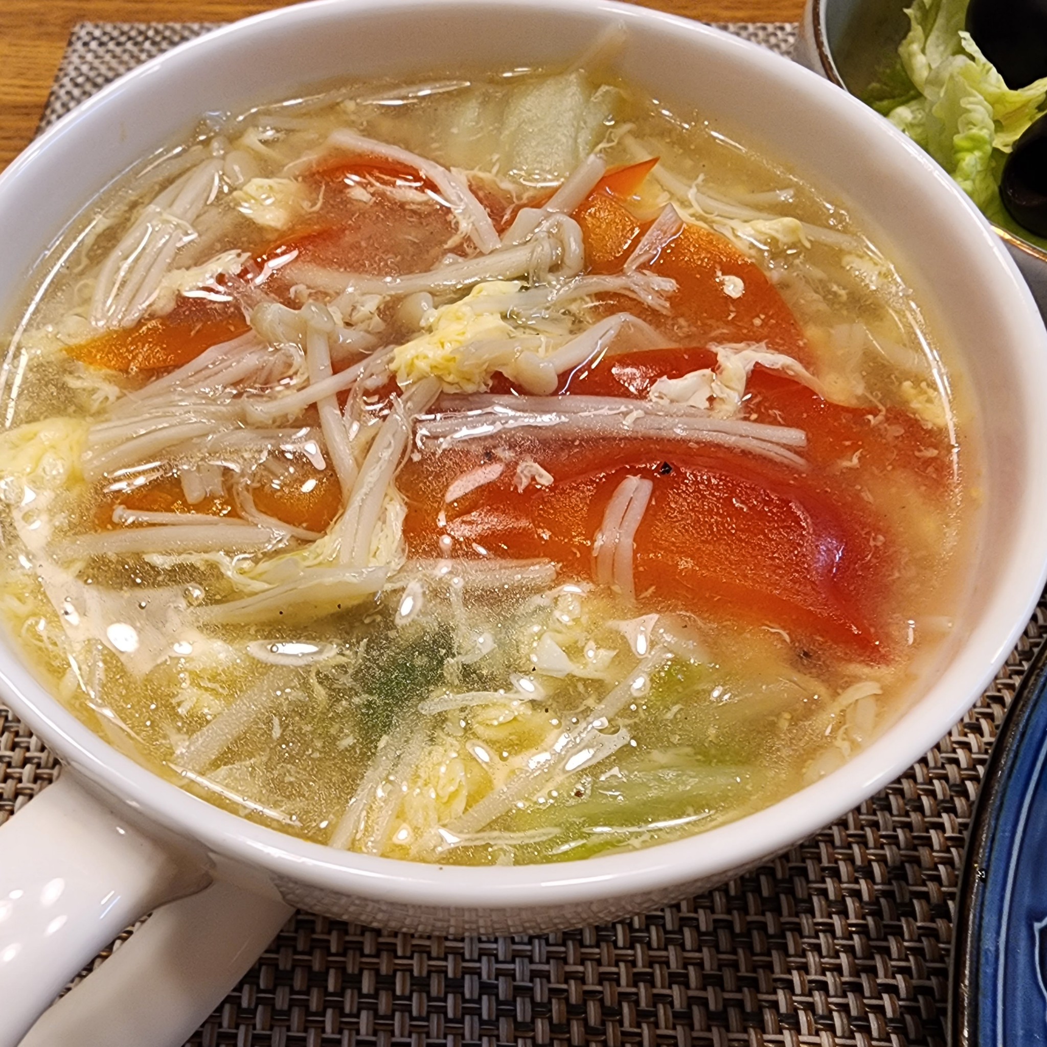 トマトと豚肉のふわふわ卵炒めの献立 主食：梅ごはん、汁物：白菜とえのきの和風スープ 献立・メニュー 味の素パーク たべる楽しさを、もっと