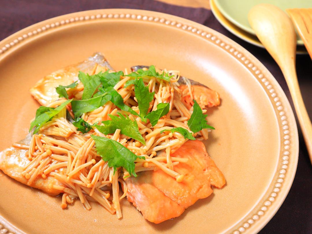 ほぼ5分‼︎ レンジで簡単！たっぷりきのこ&サーモンの紙包み焼き