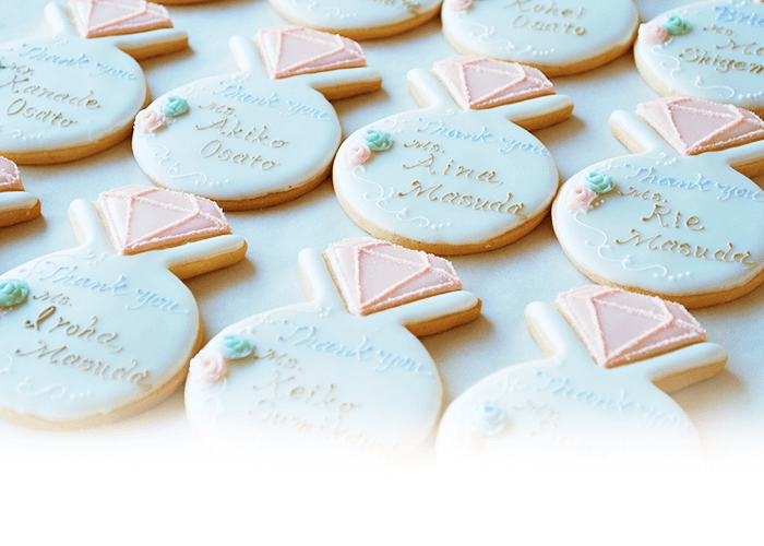 Wedding 席札アイシングクッキー前投稿からの続きです～ 大切な結婚式の席札を アイシングクッキーでお作りしました。 花嫁さんのイメージするアイシングクッキーを作るために、 Zoomを使ったお打合せや、 Pinterestでお好きな世界観の共有、 LINEでは数えきれない