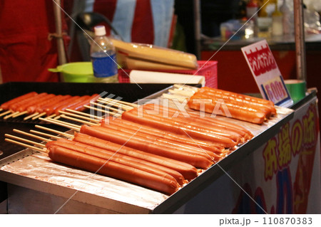 屋台 鉄板の上のフランクフルトの写真素材23340111- PIXTA
