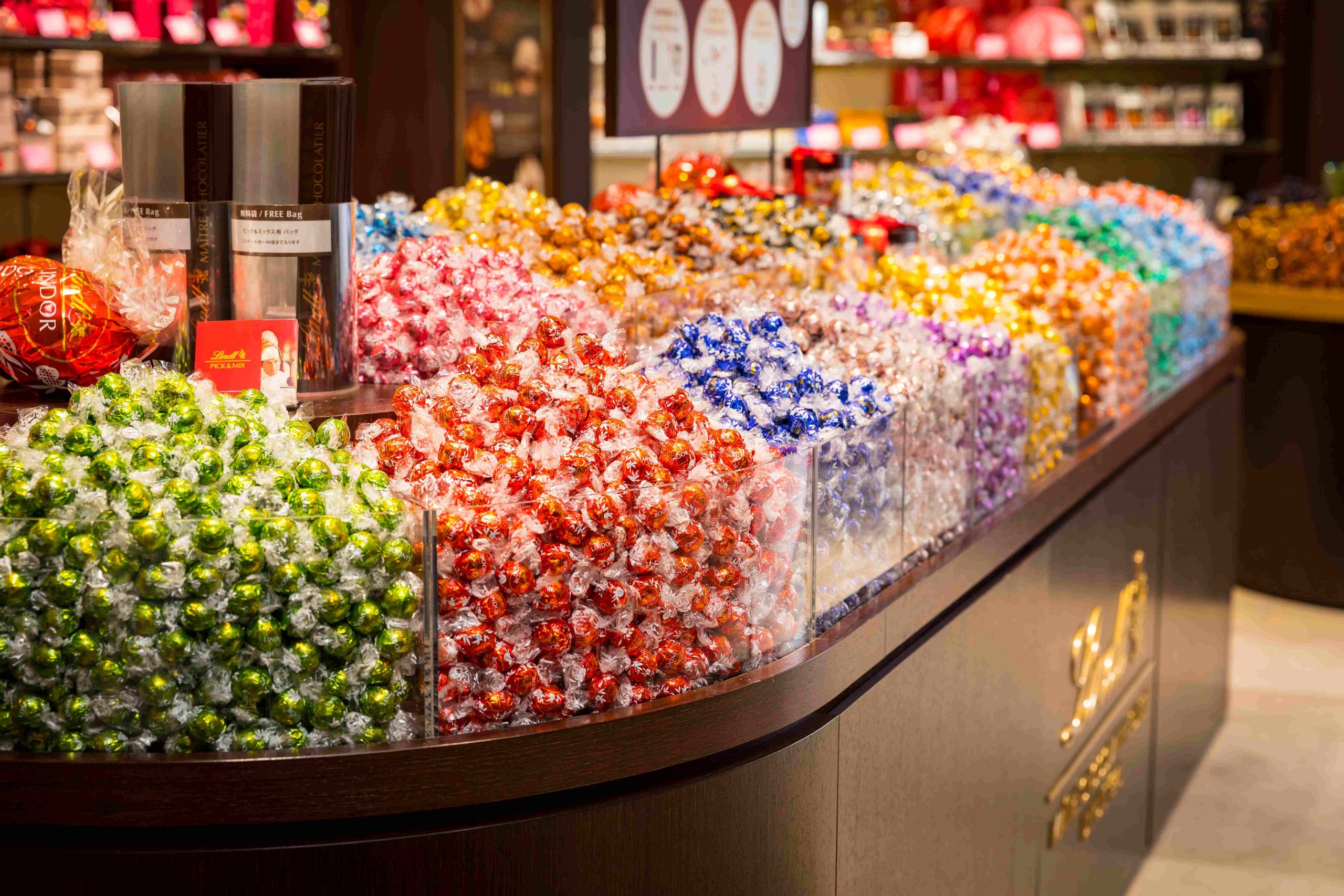 リンツ世界初の新コンセプトショップが東京・表参道に、人気チョコ「リンドール」のからくりマシン登場 - ファッションプレス