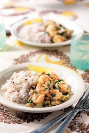 ガーリックシュリンプ風🦐✨彩りおかず🍴𓈒𓂂𓏸海老とアスパラを ガーリックオイルで絡めてから 焼くだけの簡単おかずです🥢海老とアスパラに しっかり味がつくので、 ふんわり優しい卵が 最高に合います🥚♡ 海老は片栗粉で洗う事で 片栗粉の細かな粒子が臭みや汚れ