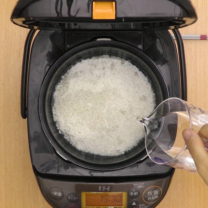炊飯器で簡単「もち米の炊き方」。水加減や浸水時間の目安も