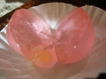 💠キラキラ和菓子💠 上越市南本町にある「髙橋孫左衛門商店」 こちらは日本で一番古いあめやさんで、 翁飴や粟飴などが有名です🌟 ご存じの方も多いのではないでしょうか😊『瑠璃飴 るりあめ 』 粟飴を加工しゴムに詰めたもので プチっと割る感覚が楽しいです