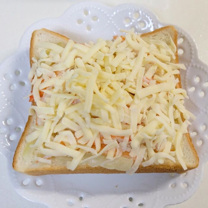 和田明日香さんの『大根とほぼカニのポンマヨサラダ』 ①大根5〜7cm ほどの皮をむき千切り、小ネギ2本は斜めに薄切り、三つ葉３本はざく切りにする②ボウルに①を入れ、手でほぐしたほぼカニ 1 パック分を入れて和え、食べる直前まで冷蔵庫に入れておく ③マヨネーズを