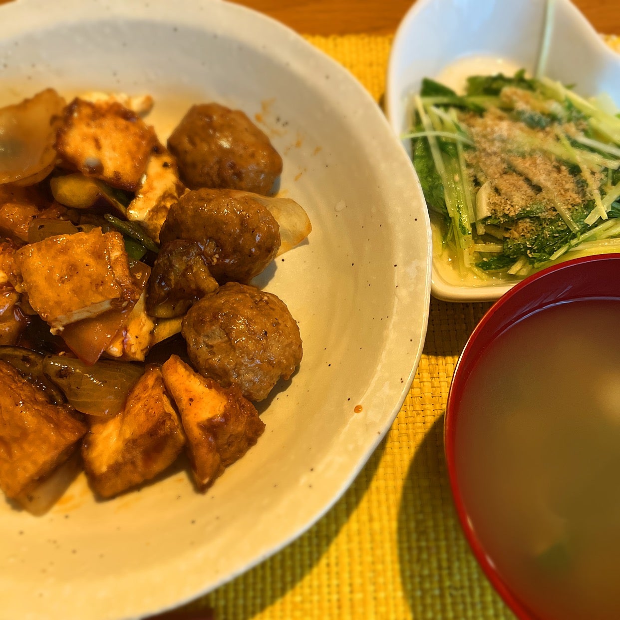 夜ご飯 📝 献立 ＊ミートソーススパゲティ ＊具沢山コンソメスープ ＊ブロッコリーと茹で卵 ＊野菜サラダ ＊オレンジ作り置きのミートソースで、スパゲティ🍝 副菜も昨日とほぼ同じ😚 月、火は、大体作り置きです🫶 📝 ミートソーススパゲティ →自信作です♡野菜の微塵