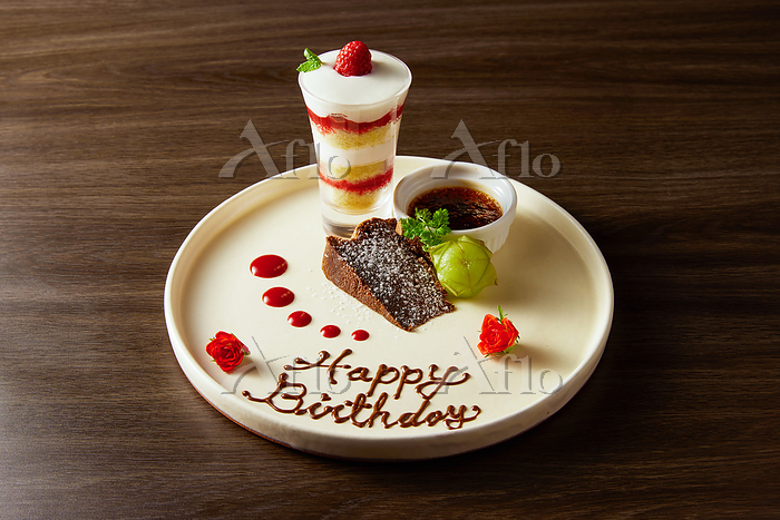 紅白のコントラストの上品な味わい！ひと口サイズの“苺のスイーツプレート”TABIZINE～人生に旅心を～