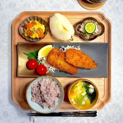 「トマト煮込みハンバーグ」の献立