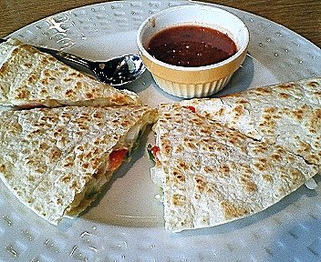 おつまみに大人気のカルニータスのケサディーヤ🐖 ケサディーヤはトルティーヤにチーズを挟んで焼いた メキシコの定番の軽食・おつまみです🧀MAYOではお肉を挟んでしっかり食べ応えもあります🤤 ビールにも赤ワインにも合う一皿ですよ〜🍷 ぜひお試しください〜🙏✨