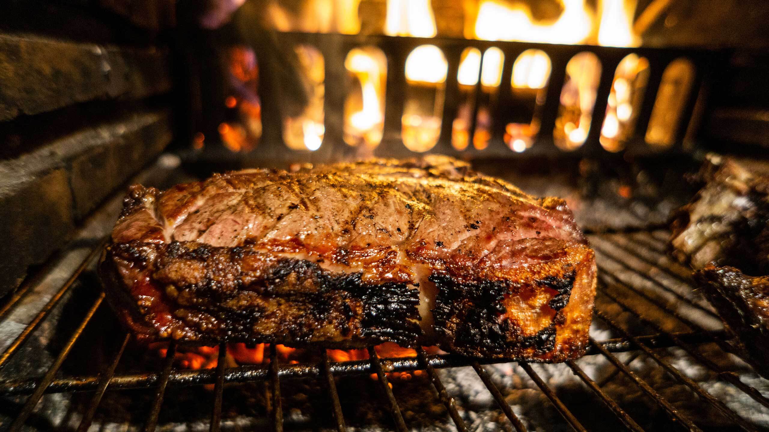 牛腿肉のステーキ ロッシーニ風フランス料理 フレンチ レシピ、イタリアンレシピ 赤ワイン煮込みなど家庭でできるレシピ