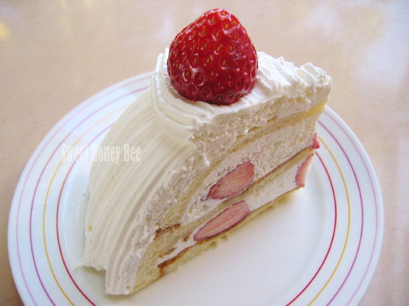 あまおう苺ソースたっぷりの贅沢ケーキカジュアルスイーツ 洋菓子株式会社不二家