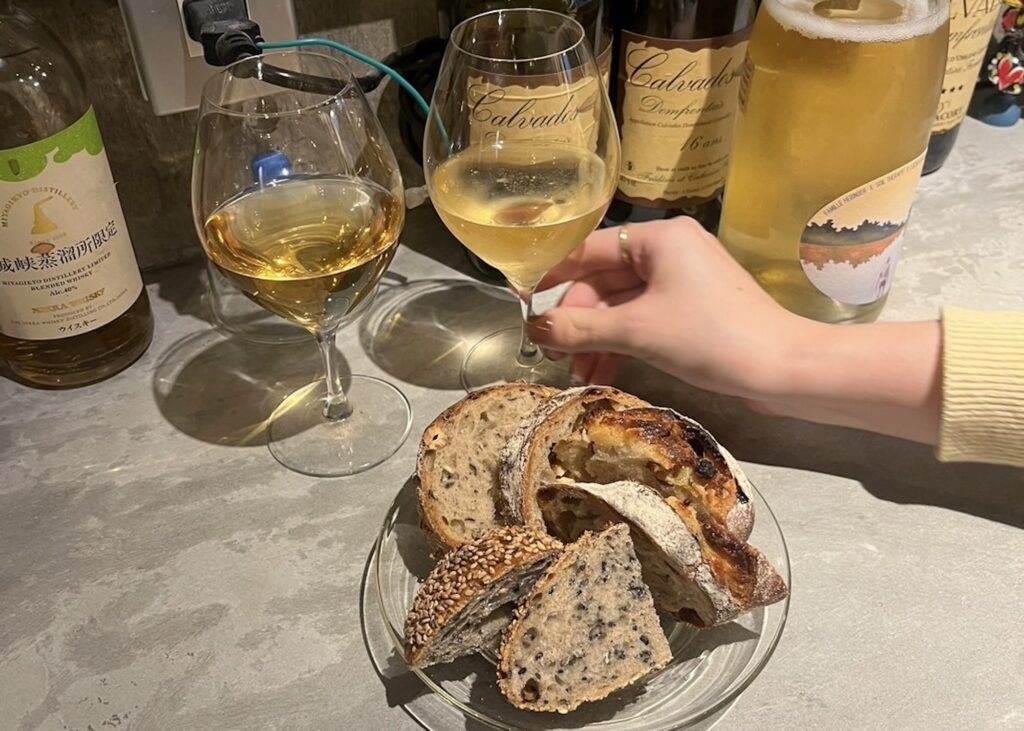 東京で見つけた“パン飲み”の名店 平日でもオープン前から行列ができる人気の理由とはグルメ情報誌「おとなの週末Web」