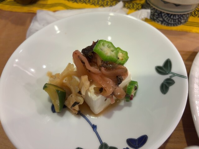 こんにちは☺︎ 年内の営業もあと9日となりました！ 最後の最後まで全力で駆け抜けますので、みなさまぜひご来店くださいませ☺︎当店イチオシの「ミックス焼売」 ・縞飯焼売 豚肉・鶏焼売 ・海老焼売 全て手作りです！ お味はついておりますので、そのままお