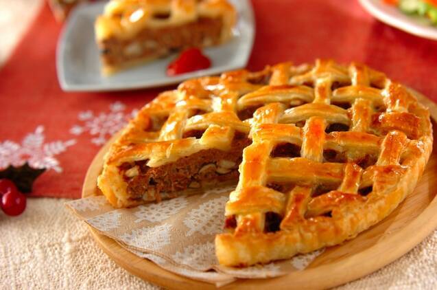 リンゴがぎっしり詰まったアップルパイ