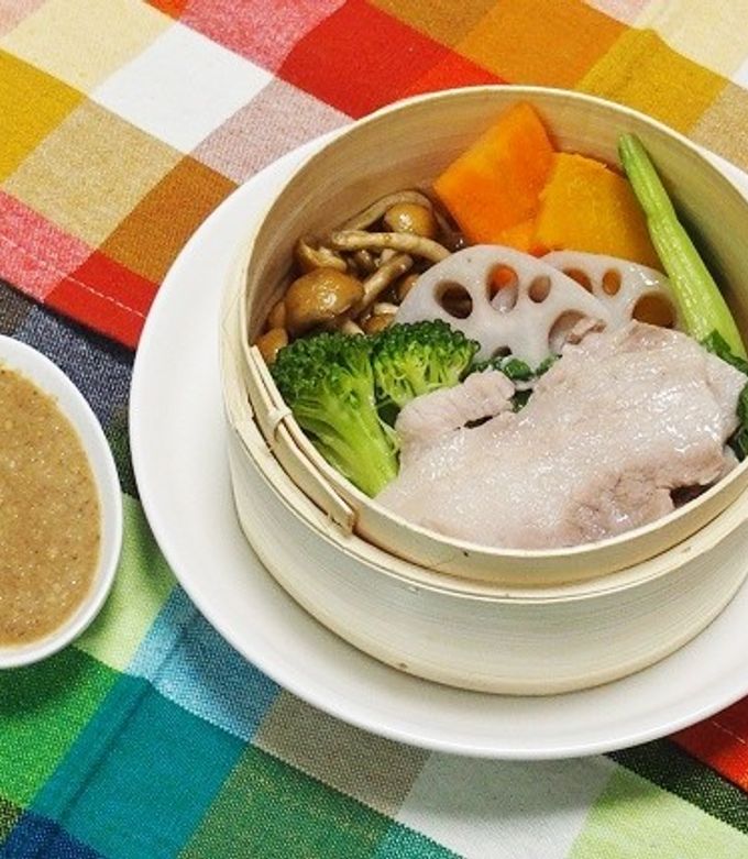 簡単な 豚野菜の蒸籠蒸し ごまダレ