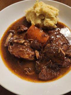 鹿ロース肉の赤ワイン煮込み