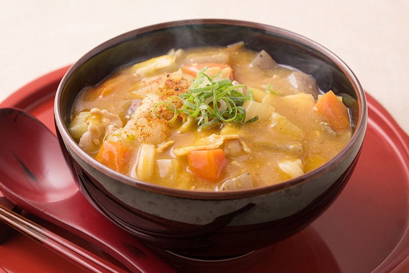 牛肉となすの和風トマトカレー煮の献立 副菜：ナイスリメイク！ガリバタ鶏☆ペンネボウル、汁物：「具たっぷり味噌汁 」きのことお麩 献立・メニュー 味の素パーク たべる楽しさを、もっと