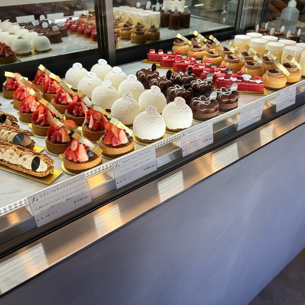 いつもANCiPiT をご利用頂き、誠にありがとうございます。 ホールケーキのご案内です。 •ビスキュイシャンティ サンドフルーツ 苺フルーツは季節によって変わる場合がありますサイズ 12cm 15cm 18cm •フロマージュ ネージュ サイズ 12cm 15cm•タルトフリュイ