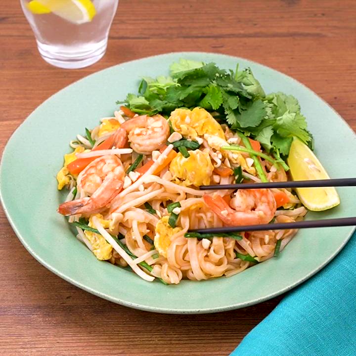 おうちで簡単！レシピあり そうめんで作る パッタイ風アジアン麺 🍜✨ 暑い日にぴったり！ ほんのり甘酸っぱいお味がクセになる😋冷蔵庫にあるもので作れて、 フライパンひとつで完成✨ ナンプラーは私のイチオシ☝️ 『タイの台所 ナンプラー』 @thaino_daidokoro