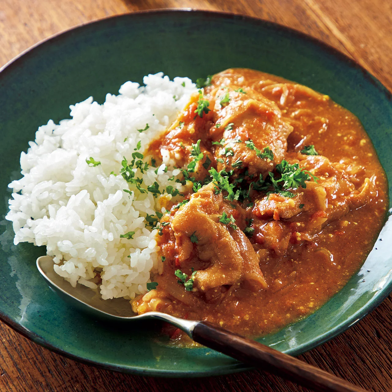 バターチキンカレー プレーンヨーグルト300gくらいに鶏モモ肉、鶏胸肉一枚ずつ、カレー粉、おろしにんにく、生姜、ケチャップ、砂糖を漬け込む。フライパンにバターでにんにくみじん切り２つ分、玉ねぎ一個に塩して炒める。 トマト缶1缶、酒、コンソメ入れて煮込んで