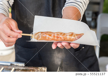 業務スーパーあゆれぽ屋台でおなじみのジャンボフランクがおうちで食べれる！！フランク串のご紹介です🥺串付きフランクフルト値段▶︎297円 税抜き容量▶︎450g ５本入り 原産国▶︎日本 賞味期限▶︎購入時から約5ヶ月 カロリー▶︎100gあたり214kcal 一本