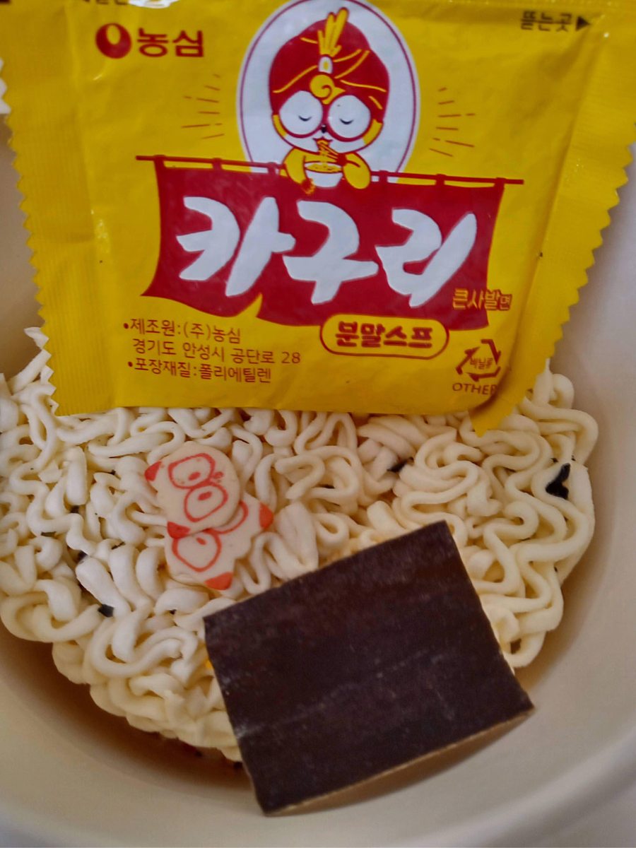 カップ焼きそば」はレンジでチンで生麺風もちもち麺になる！ - macaroni