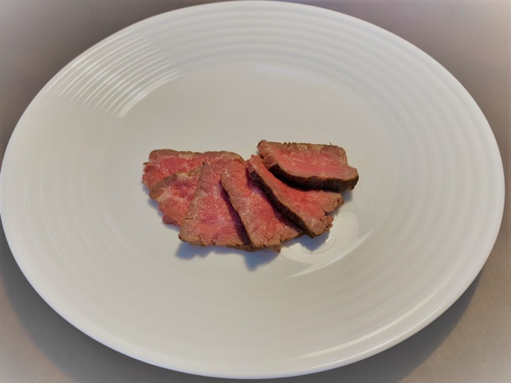 簡単なのにおしゃれなステーキの盛り付け方。より美味しく見えるコツをレクチャーfolk