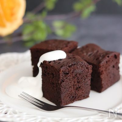 gk_hiroka ▷ミスド風ドーナツ3選 基本のココアドーナツをアレンジしてみたよ✨ 混ぜるだけなので簡単だよねぇ？甘さを抑えた生地なので、ぜひトッピングしてね😊 ミスド風の黄色のクランチはちょっと探せず100均のキャラメルクランチで代用です🫶コクのある甘さを