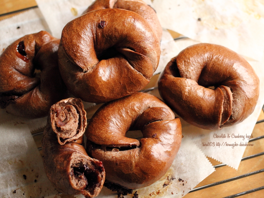 ・, よくばりミニベーグル😋, 色んな味が食べたいからサイズを小さくして6種類🥯🙌, 〜生地の材料〜, 強力粉300g, イースト 2g, きび糖20g, 塩5g, 水160cc, ホームベーカリーで15分ほどこねた生地を, 1 3はオニオン混ぜ込んで4等分,1 3はプレーンで4等分, 1 6は枝豆を混ぜ込んで2等分, 1 6は胡桃混ぜ込んで2等分,