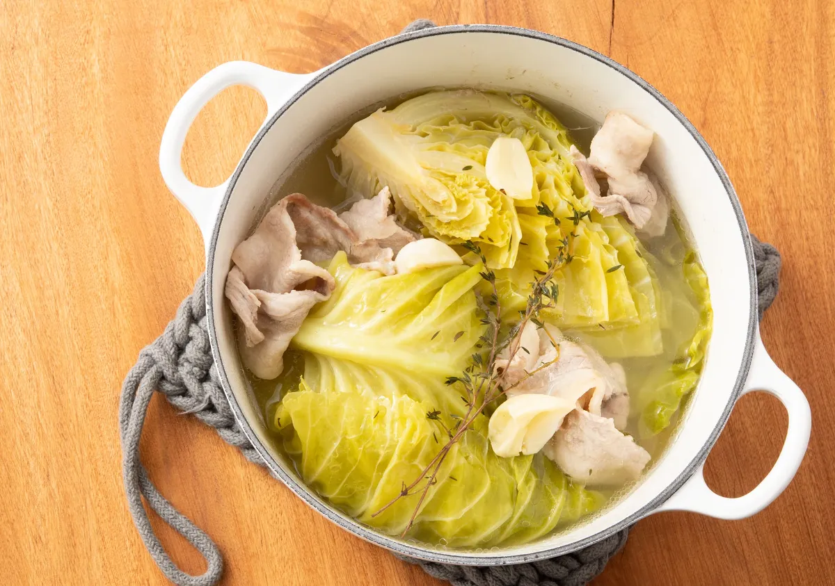 キャベツ半玉は1人で食うには多いから、キャベツが主役になる料理を作るきつねうどん