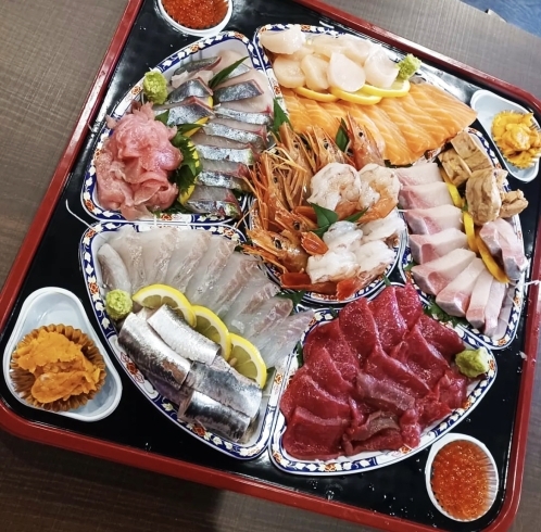 マルカマの正月刺身は、真鯛よりも推した平鯛ヘダイ 絶好調のときの脂のりと濃厚な舌触りといったら❗❗ 今年も段々良くなってきましたよー♥基本、オススメは圧倒的に塩焼きなんですが 焼いた時のふんわり感はすごい。見た目が似ている真鯛や花鯛ともまた違うの