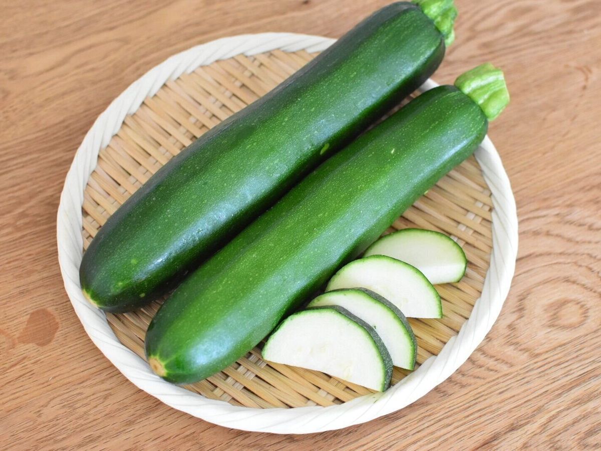 🥒旬を味わう！簡単なのに美味しい！, 「ズッキーニ」レシピ2選,オリーブノート@olivenote_minnaの,記事が更新されました❣️, ., ., 今回は、, 今が旬の ズッキーニ を使用した, レシピを２つ紹介しています♫,＊ズッキーニと鶏肉のヤンニョム炒め, ＊ズッキーニのガーリックポン酢ステーキ, ., ., ピリ辛が美味しい ヤンニョム 炒めと,
