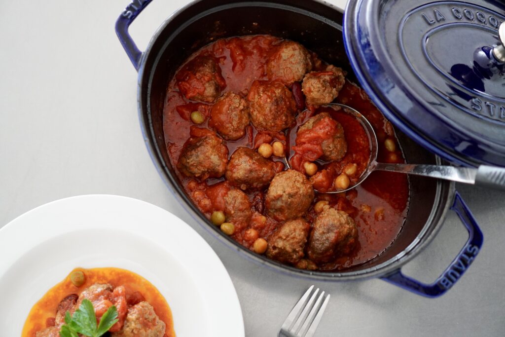 豚ひき肉でジューシーに。ミートボールのトマト煮込み