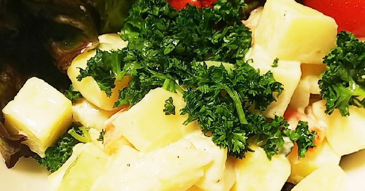 マセドワーヌとオマールのサラダ , マセドワーヌmacédoine とは、野菜🫛や果物🍎の小さい角切りを混ぜたもののこと,意味はマケドニア風, もともとはアレクサンダー大王が小国をまとめ上げたことに由来するのだそうです。, でも平たく言うと、私たちのよく知る,「ミックスベジタブル」のこと！, これだけだと、家庭料理的なので、, 少しレストラン的に蒸したオマールを乗せ,