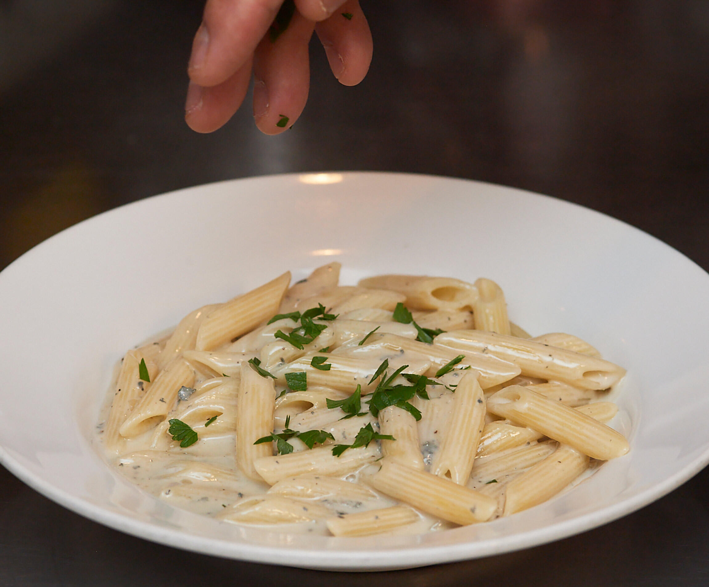 世界３大ブルーチーズのなかではマイルド派。「ゴルゴンゾーラ」のストーリー＆美味しい食べ方 - CHEESE STAND Media