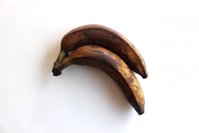 バナナを黒くならず保存する方法！ラップを使うだけで2週間以上保存できる。How To Keep Bananas Fresh