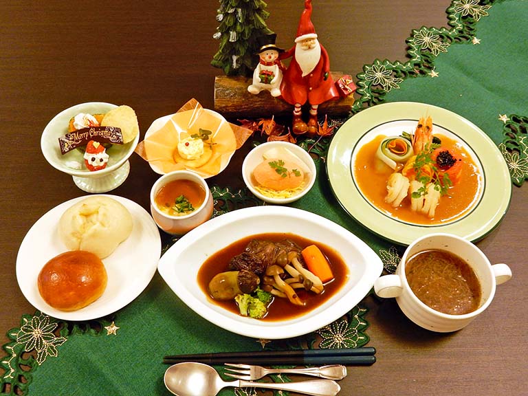 サンタからのプレゼントに笑顔 ～特養のクリスマス会～弘前豊徳会